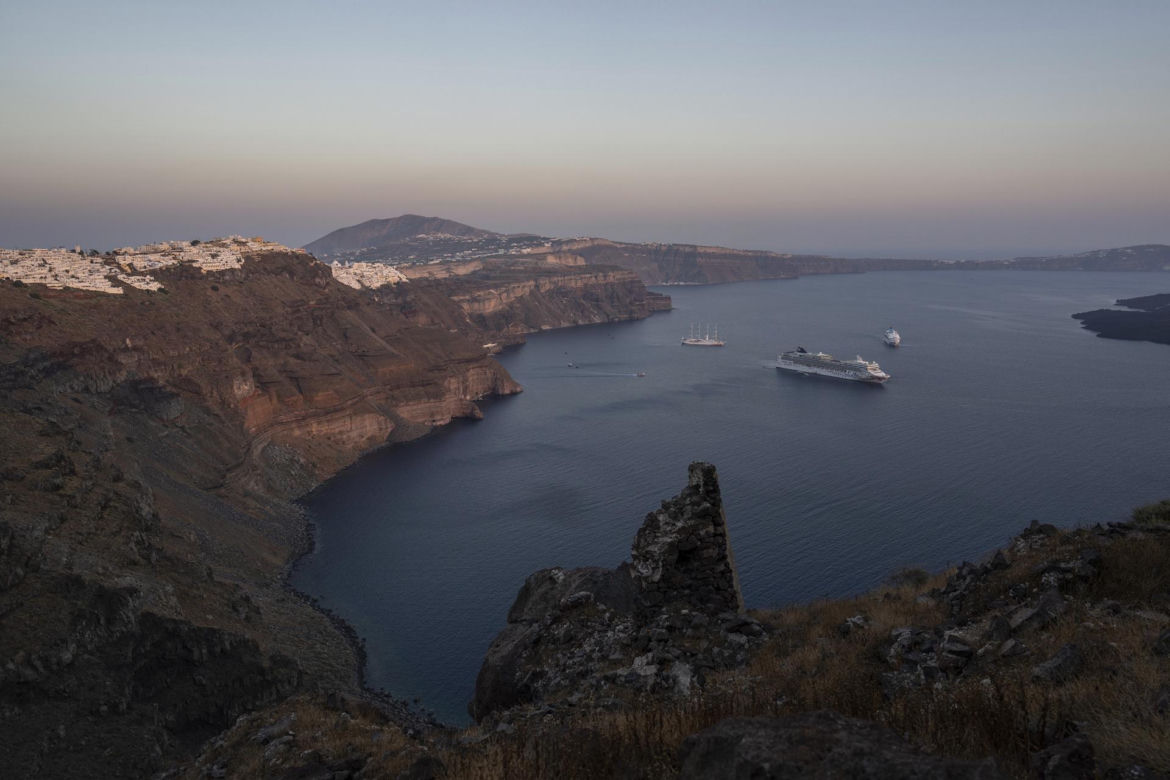 Grecja/ Z obawy przed silnym trzęsieniem ziemi na Santorini mieszkańcy spędzili noc w samochodach