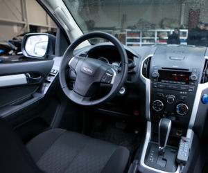 Nowe policyjne Isuzu D-MAX z łodzią motorową w Poznaniu