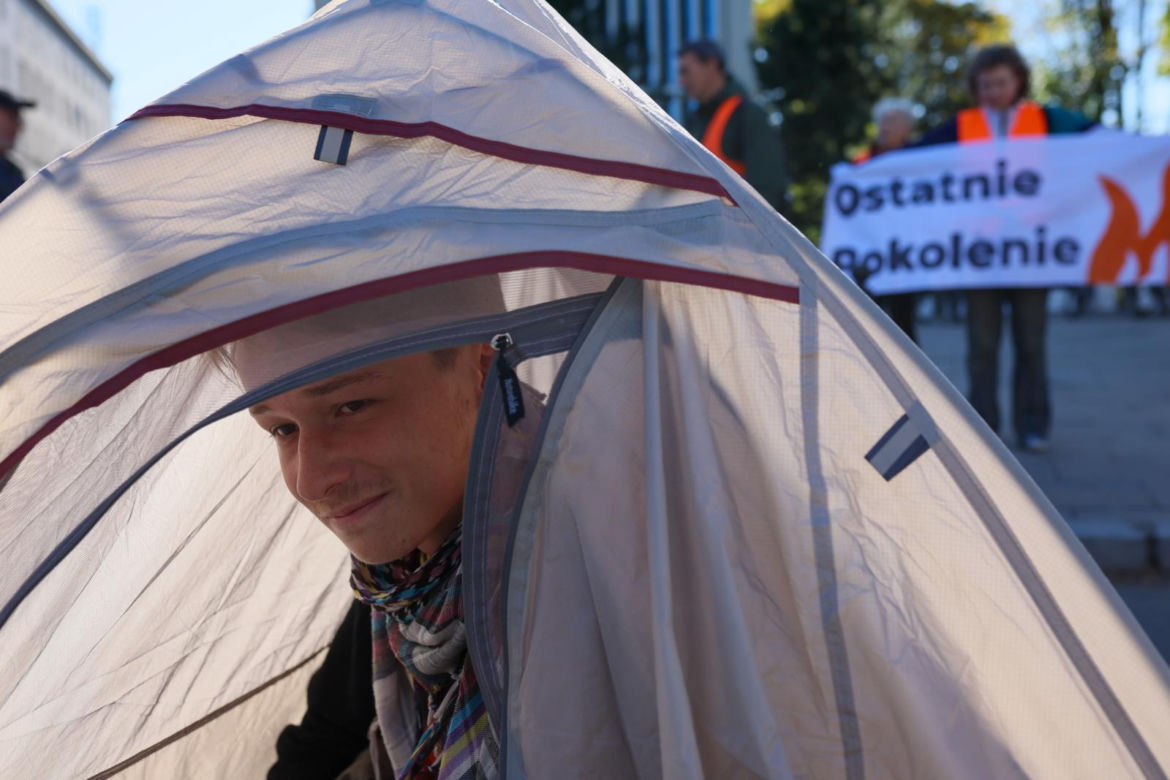 Ostatnie Pokolenie rozbiło namioty przed Sejmem. Domagają się prac nad ustawą o transporcie publicznym
