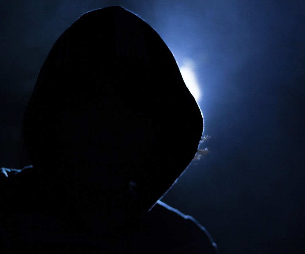 Gdańsk: Tajemniczy mężczyzna bije przechodniów po twarzach! Oberwał 12-latek. Apel policji