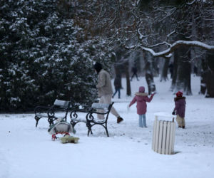 Maciej Pela zabrał córeczki na sanki