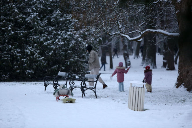 Maciej Pela zabrał córeczki na sanki