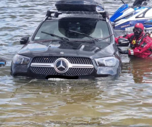 Mikołajki. Wodując skuter utopił Mercedesa