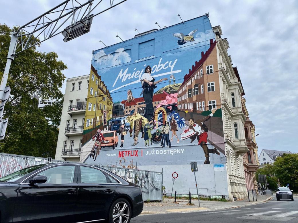 Wyjątkowy mural powstał we Wrocławiu! Wizualny hołd dla Jana Borysewicza z okazji sukcesu "Mniej obcego"