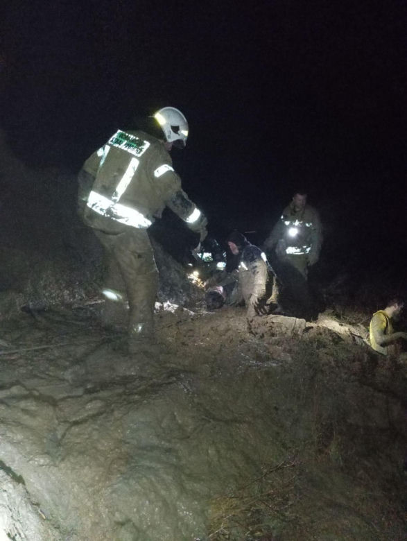 Turysta spacerował po klifie, nagle osunęła się ziemia. Dramatyczna akcja służb