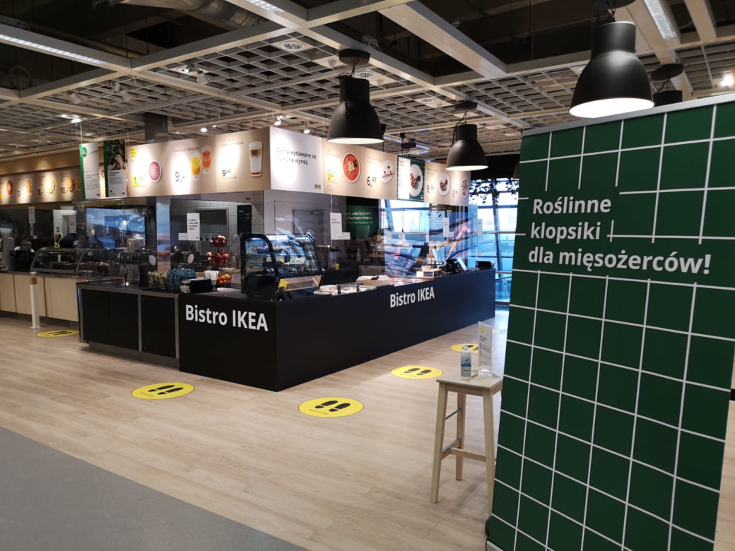 Słynne hot-dogi w IKEA Katowice powracają! Można je wziąć na wynos. Podobnie jak szwedzkie klopsiki. W zeszłym roku sprzedano ich 3,5 miliona!