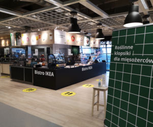 Słynne hot-dogi w IKEA Katowice powracają! Można je wziąć na wynos. Podobnie jak szwedzkie klopsiki. W zeszłym roku sprzedano ich 3,5 miliona!