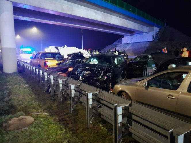 Karambol na S19. 18 aut rozbitych, 12 osób w szpitalu. Droga zablokowana całą noc