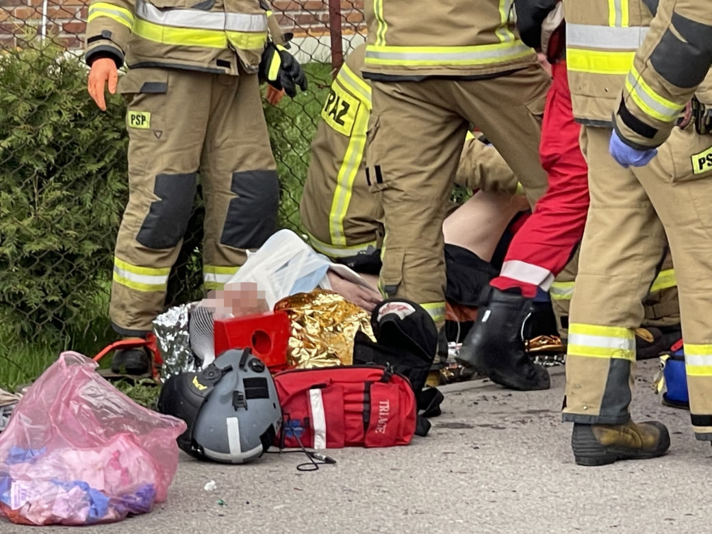 Dramat pod Wołominem. Pijany kierowca busa skosił dwóch pieszych. W akcji śmigłowiec LPR
