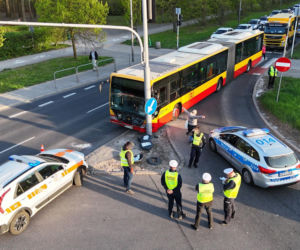 Półtoraroczny chłopiec ranny po wypadku autobusu który uderzył w słup
