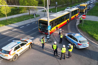 Półtoraroczny chłopiec ranny po wypadku autobusu który uderzył w słup