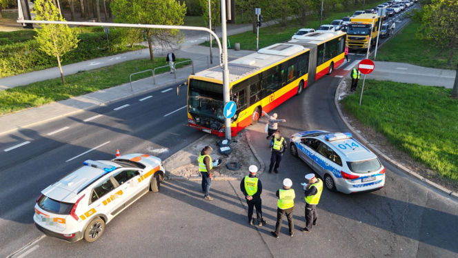 Miejski autobus uderzył w słup. Półtoraroczne dziecko trafiło do szpitala