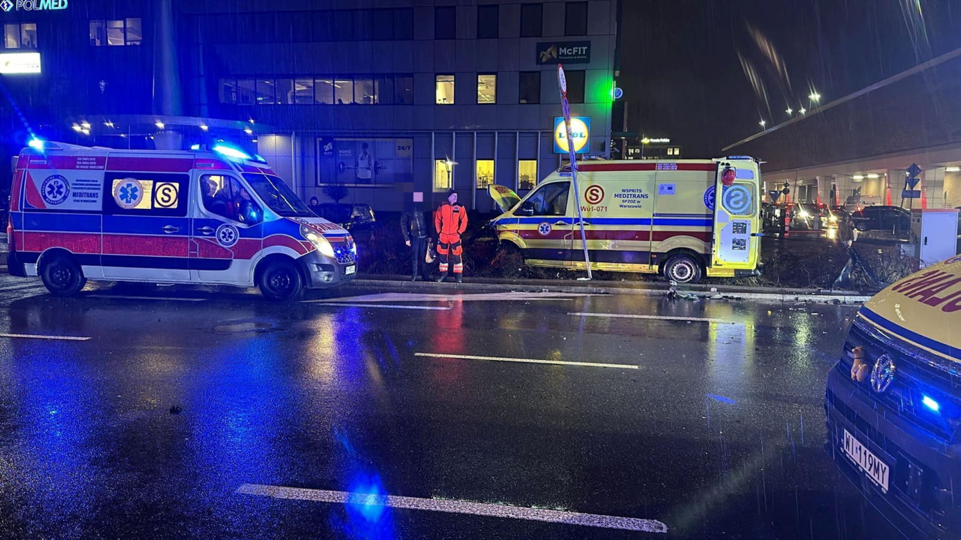 Karetka wioząca pacjenta zderzyła się z osobówką. Trzy osoby potrzebowały pomocy