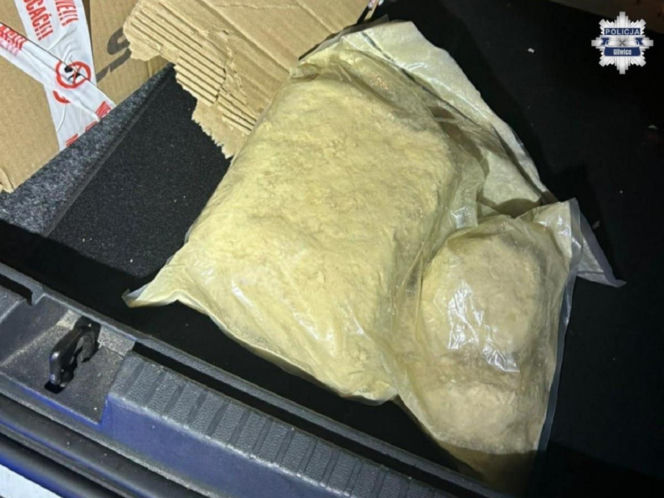 Taksówkarz zasnął za kierownicą na środku drogi. W aucie miał anielski pył