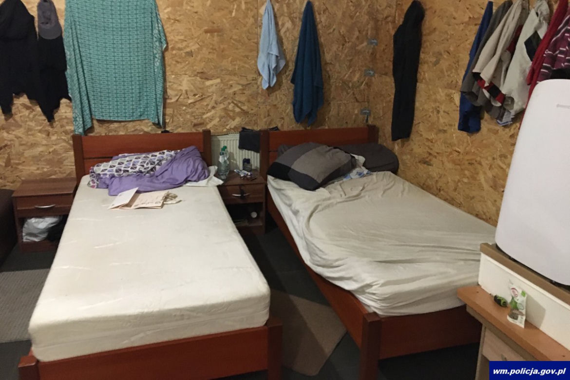 Miliony nielegalnych papiersów na terenie dawnej fermy drobiu pod Olsztynem