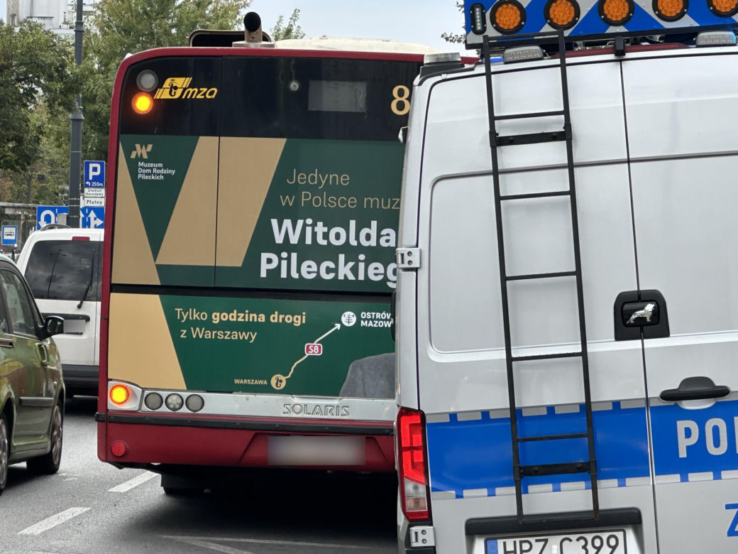  4-latek ciągnięty przez autobus miejski! Drzwi pojazdu przycięły nóżkę dziecku