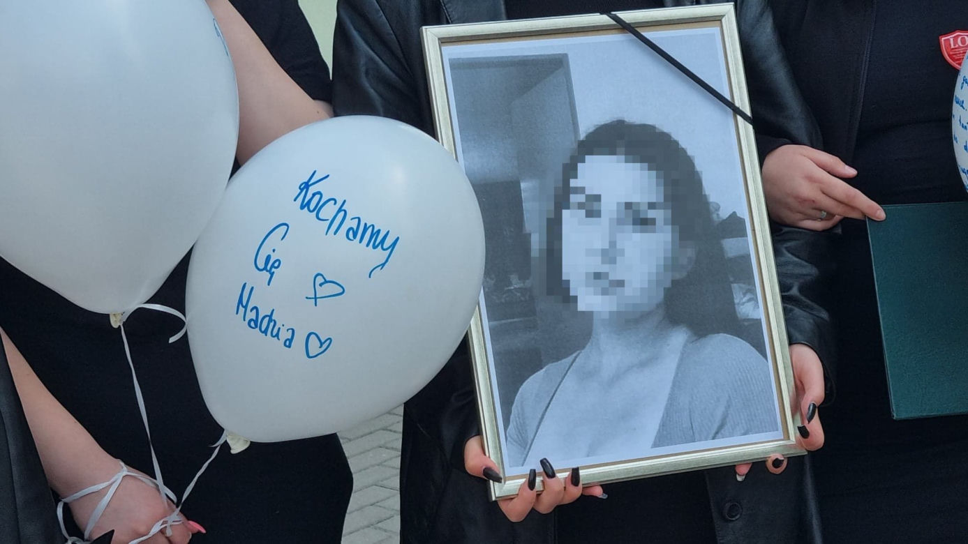 Koledzy żegnają swoją Madzię. "Cześć Jej pamięci!". Łzy, rozpacz i niezrozumienie. Nie tak miał wyglądać koniec roku szkolnego [ZDJĘCIA]