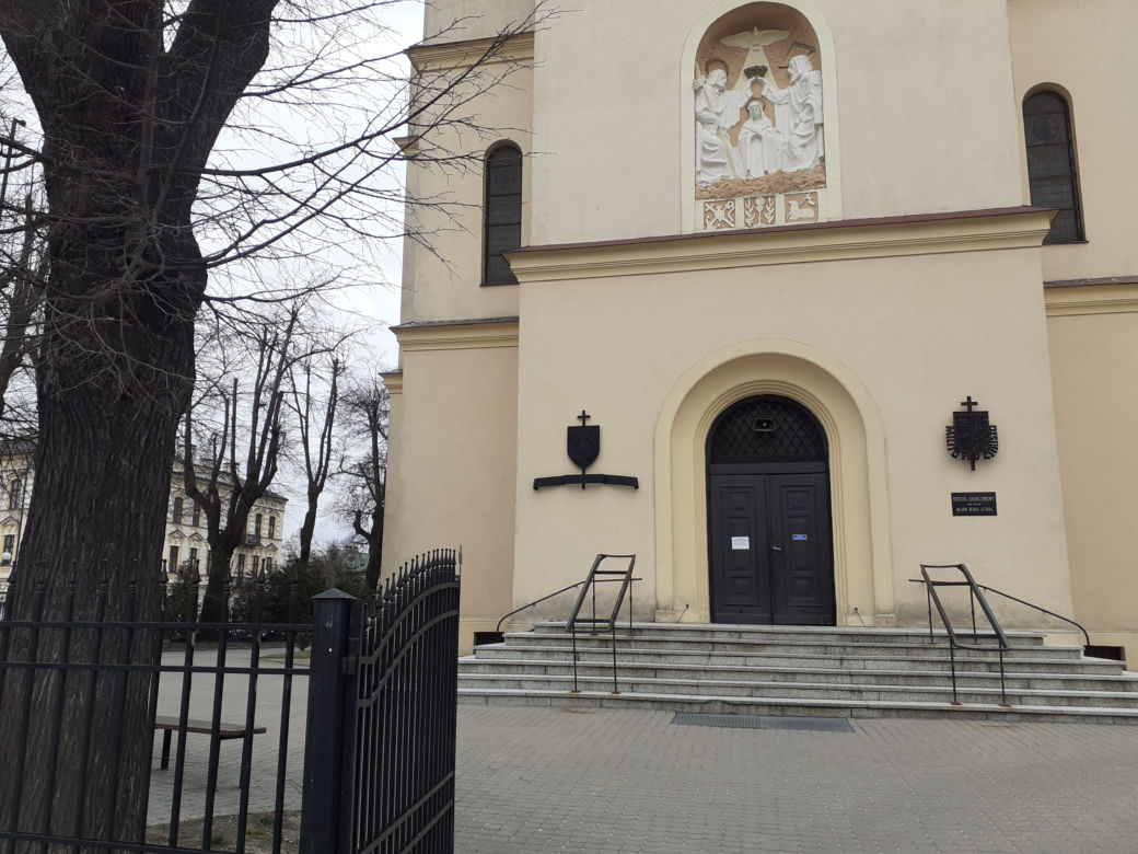 Jak wyglądał kościół garnizonowy w Siedlcach z zewnątrz i w środku w marcu 2021 roku?