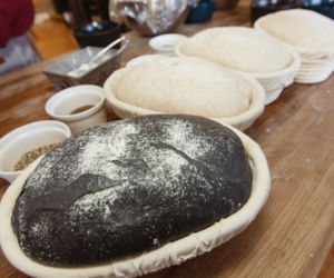 Olena Kaszuba piecze polski chleb pod Chicago