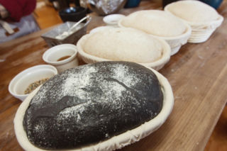 Olena Kaszuba piecze polski chleb pod Chicago