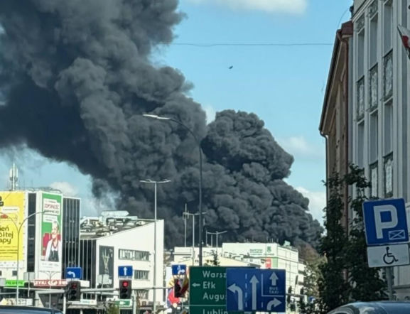 Ogromny pożar w centrum Białegostoku. Na miejscu pracuje straż pożarna