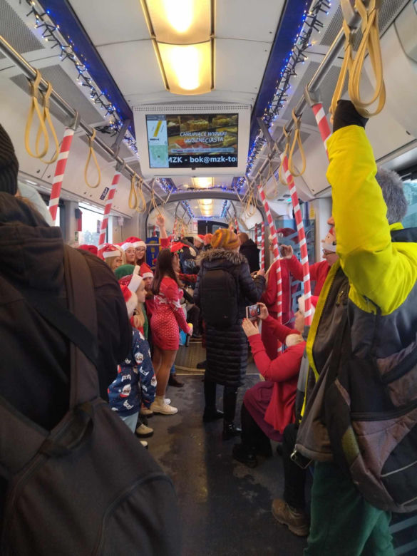 Świąteczny tramwaj na ulicach Torunia. Ruszył 6 grudnia