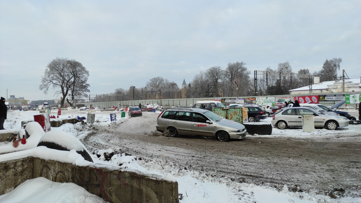 Białystok. Charytatywny Wrak Race Uniwerstal [18.12.2022]