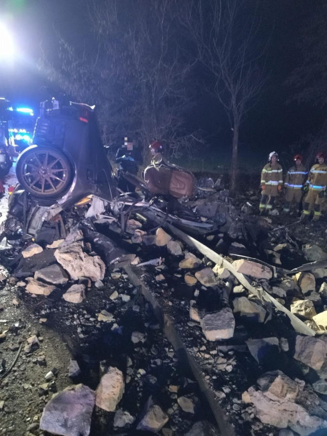 Tragiczny wypadek w powiecie rawickim. Auto uderzyło w murowany przystanek, 19-letni kierowca nie żyje