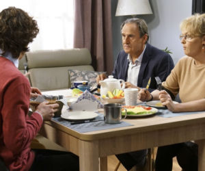 Barwy szczęścia, odcinek 2232. Madzia (Natalia Sierzputowska), Kacper (Jakub Szlachetka), Małgorzata (Adrianna Biedrzyńska), Jerzy (Bronisław Wrocławski)