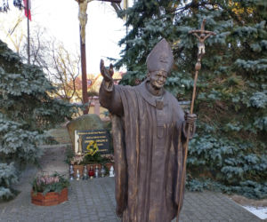 To jedno z najciekawszych miast w województwie łódzkim. W PRL-u stało się polską stolicą cebuli