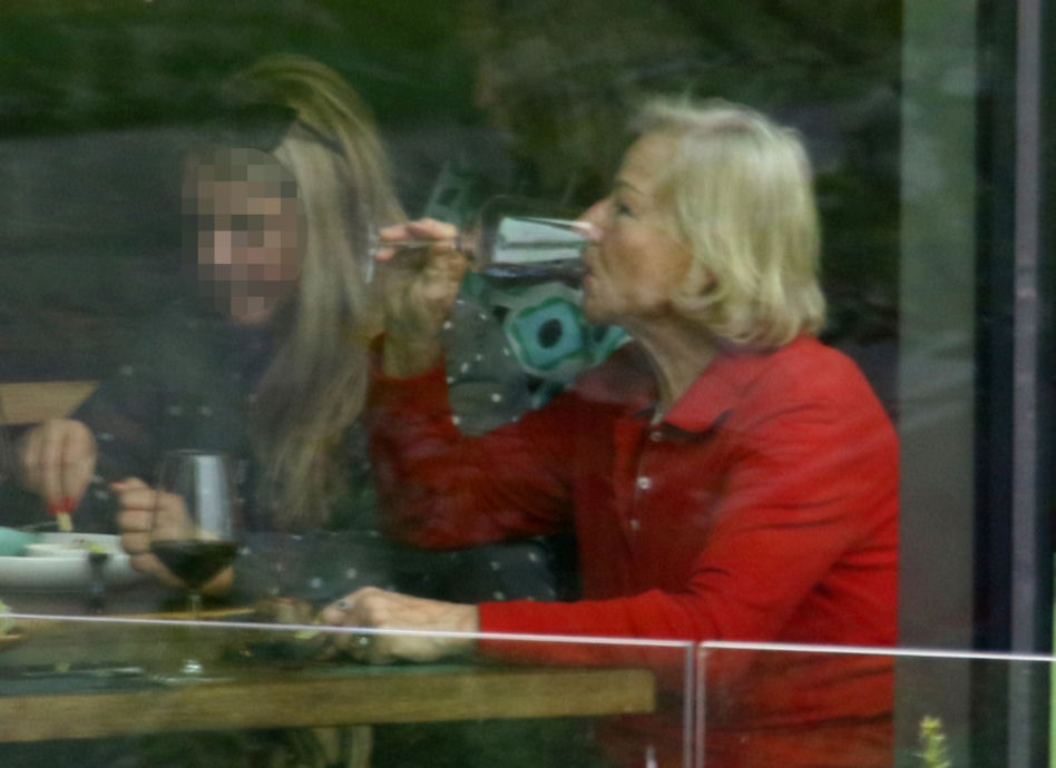 Bożena Dykiel delektuje się trunkiem
