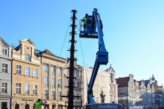 Trwa montaż choinki i świątecznych iluminacji
