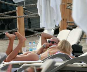 Kurek wyleguje się na plaży po igrzyskach
