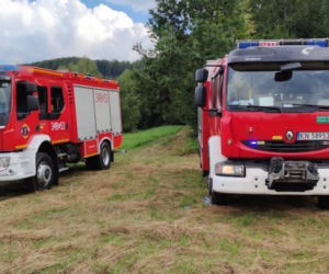 SZOKUJĄCY wypadek w Łososinie Dolnej. Paralotniarz spadł na ziemię z dużej wysokości 