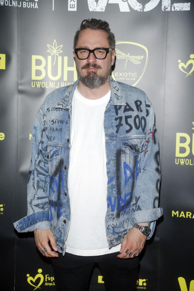 Tak na początku kariery wyglądał Piotr Kędzierski. Dziś trudno go rozpoznać na starych zdjęciach