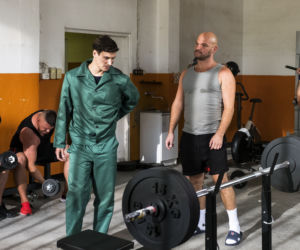 W rytmie serca 3 sezon odc. 34. Adam (Mateusz Damięcki), więzień Aleksander Wspólny (Mateusz Łasowski)