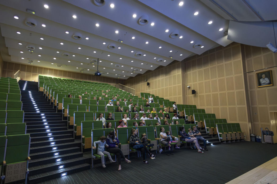 Sala kinowa w Dziecięcym Szpitalu Uniwersyteckim w Krakowie