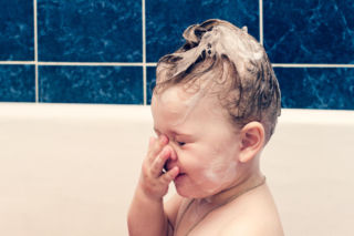 Twoje dziecko boi się mycia głowy? Dowiedz się, jak pomóc przy nadwrażliwości dotykowej!