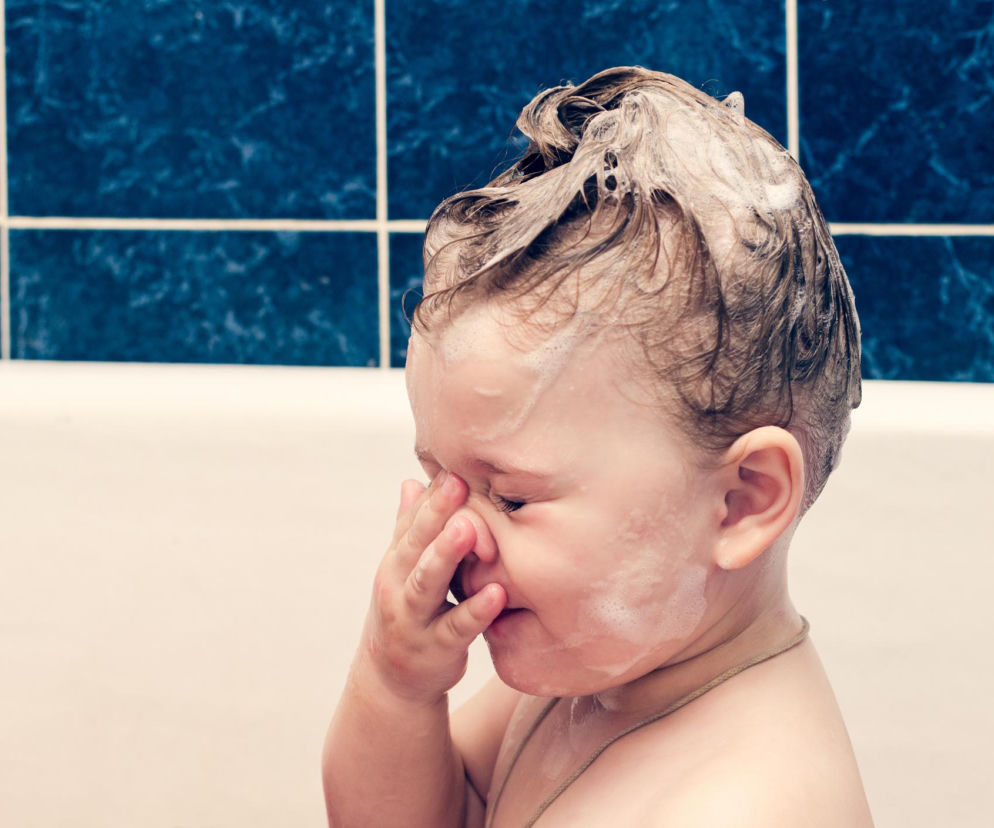 Twoje dziecko boi się mycia głowy? Jak pomóc przy nadwrażliwości dotykowej?