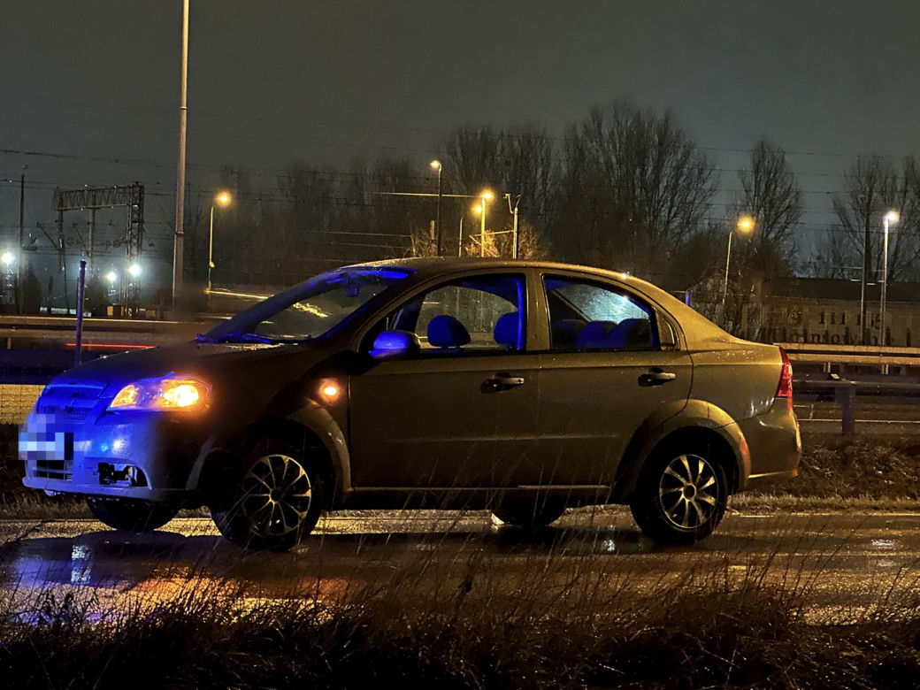 Koszmarny finał driftów we Włochach. Auto w rowie i potrącony człowiek