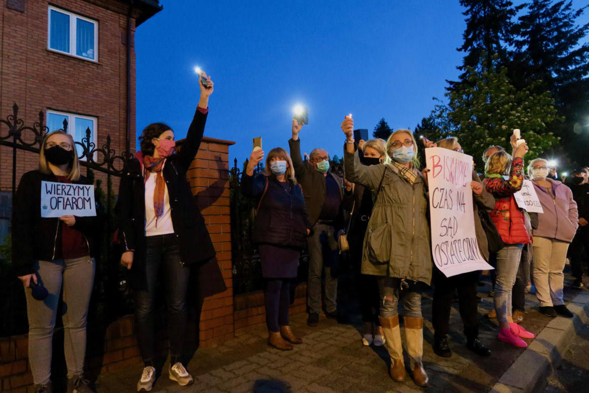 Manifestacja przed kaliską kurią diecezjalną. Kaliszanie oburzeni zachowaniem biskupa Janiaka