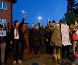 Manifestacja przed kaliską kurią diecezjalną. Kaliszanie oburzeni zachowaniem biskupa Janiaka