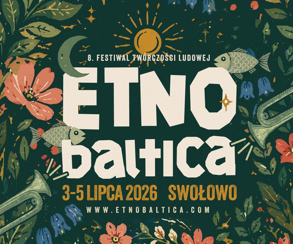 Plakat reklamujący 8. Festiwal Twórczości Ludowej EtnoBaltica, który odbędzie się w Swołowie w dniach 3-5 lipca 2026. Grafika zawiera elementy roślinne, ryby, słońce, księżyc i trąbki, odzwierciedlając etniczny charakter wydarzenia, o którym przeczytasz więcej na naszym portalu.