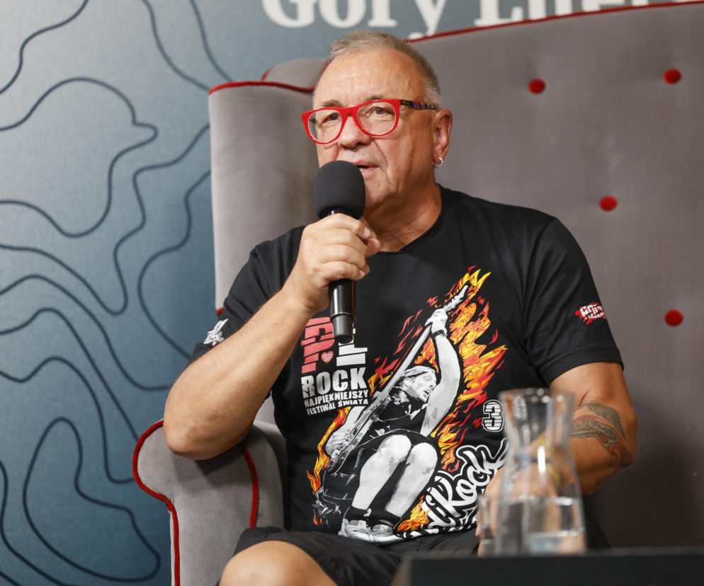Jurek Owsiak w czerwonych okularach mówi do mikrofonu. O jego muzycznych początkach przeczytasz na EskaRock.