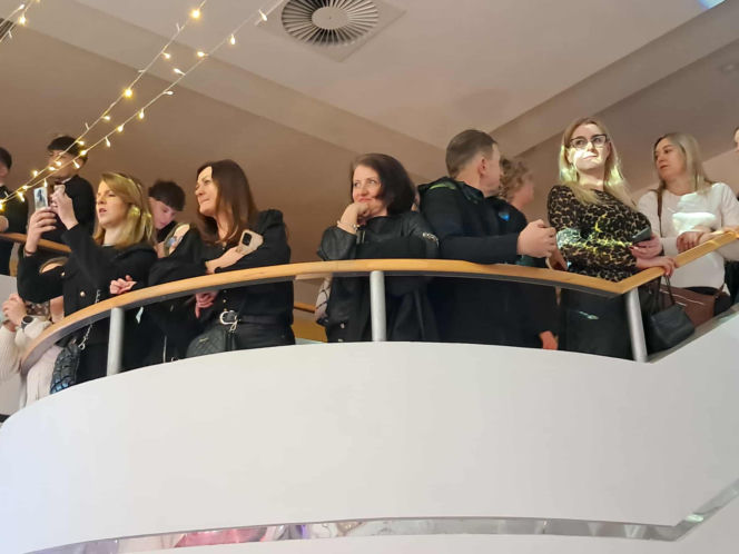 Tak bawili się maturzyści na studniówce skarżyskiego "Erbla". Kreacje jak z czerwonego dywanu