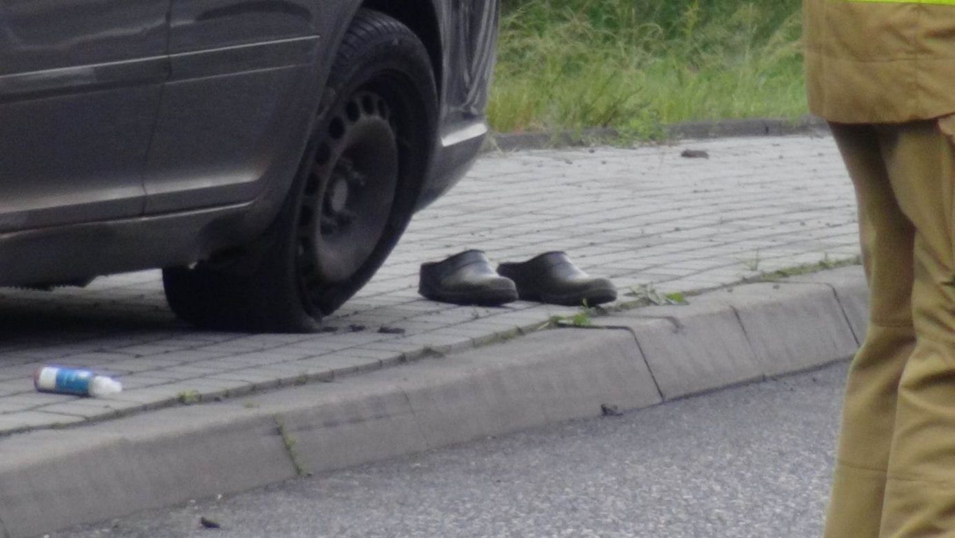 Babcia przechodziła z wnuczką przez ulicę. Kobieta zginęła pod kołami auta