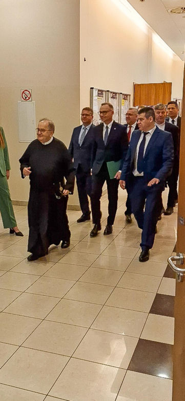 Piękne studentki o. Rydzyka przyćmiły byłego prezydenta Andrzeja Dudę