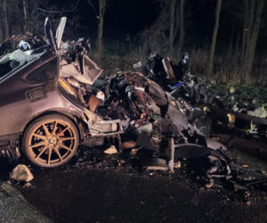 Z ogromną siłą wjechał w przystanek. 19-latek nie miał szans!