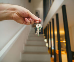 Mieszkań z drugiej ręki na sprzedaż w Warszawie coraz mniej. A co z cenami?