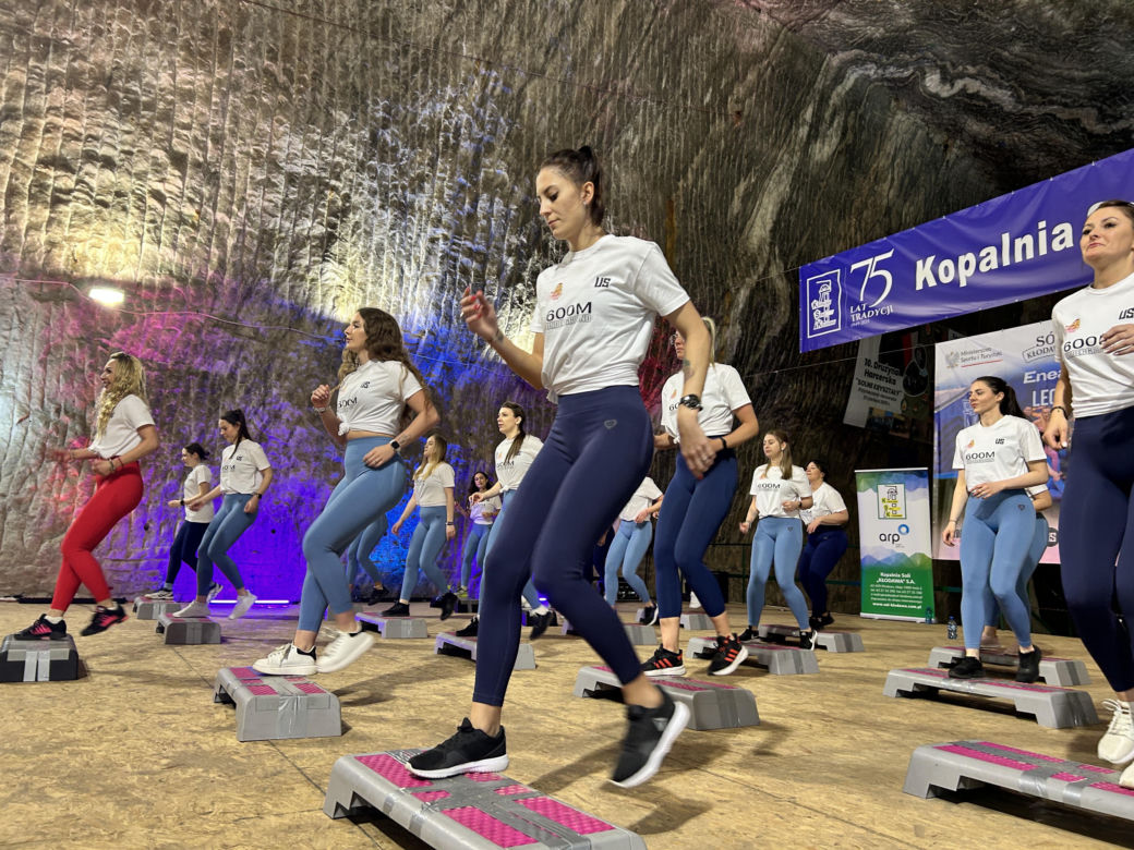 Trening fitness na stepie 600 metrów pod ziemią. Poznanianki zawalczyły o rekord Guinnessa
